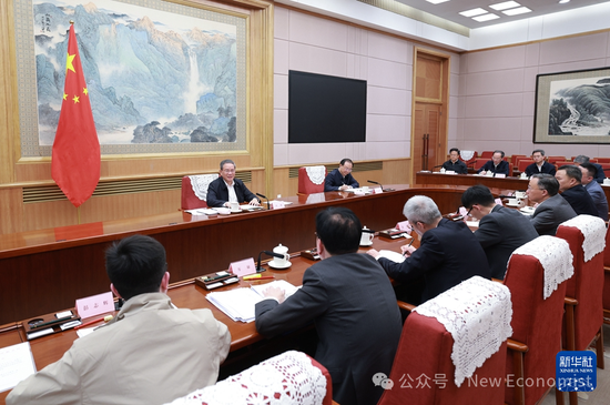 李强主持召开经济形势专家和企业家座谈会，经济学家张斌、李迅雷、沈建光等先后发言