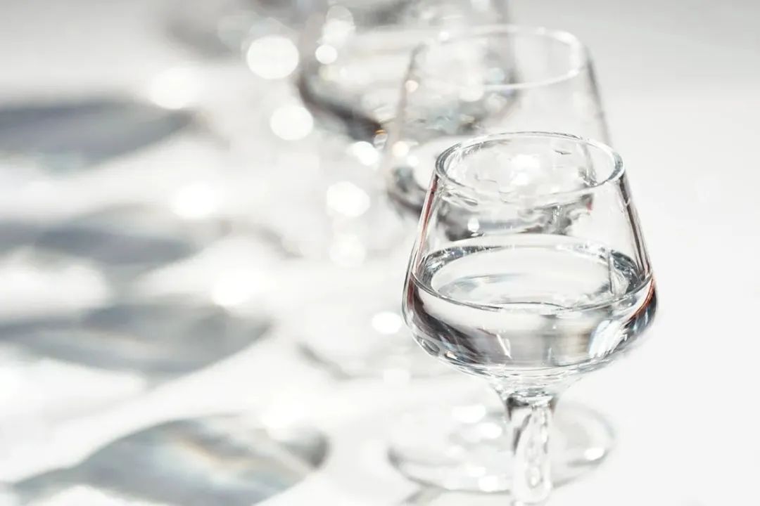 名酒纷纷“素颜”出场，光瓶酒是短暂风口还是终极回归？