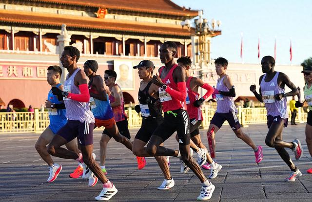 2025年北京马拉松天安门广场鸣枪起跑，3.2万余名选手同场竞技