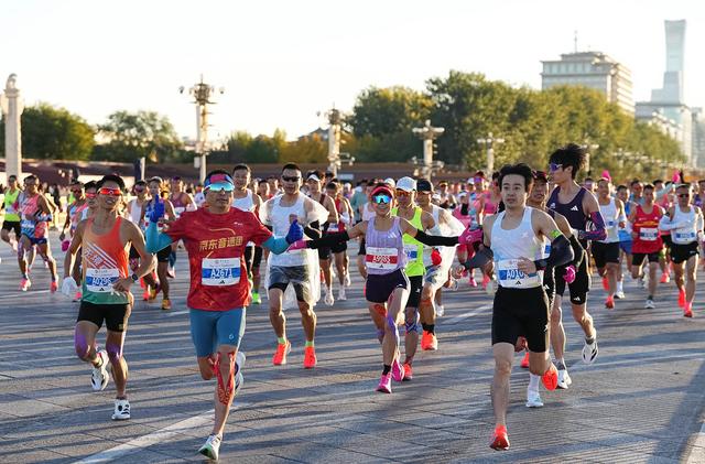 2025年北京马拉松天安门广场鸣枪起跑，3.2万余名选手同场竞技